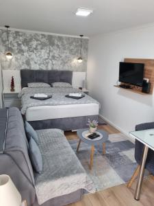 una camera con letto e divano di Apartments Deni a Mostar