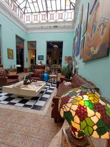 a living room with a couch and a table at El secreto Casa Art in Montevideo