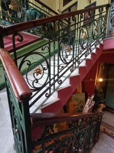eine Treppe in einem Gebäude mit einer Bank in der Unterkunft El secreto Casa Art in Montevideo