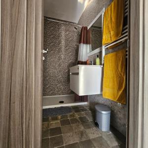 The cozy corner في الحمامات: حمام صغير مع حوض ودش