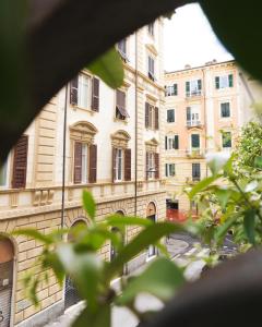 een raam met uitzicht op een gebouw bij i sapori del levante in La Spezia