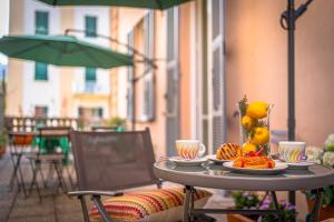 een tafel met een bord eten en een paraplu bij i sapori del levante in La Spezia