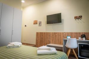 een hotelkamer met een bed en een tv aan de muur bij i sapori del levante in La Spezia