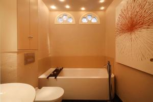 uma casa de banho com uma banheira branca e um WC. em Ferienwohnung für 4 Personen ca 140 qm in Kampen auf Sylt, Nordfriesische Inseln Sylt em Kampen