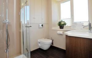 uma casa de banho com um WC, um lavatório e um chuveiro em Ferienwohnung für 4 Personen ca 140 qm in Kampen auf Sylt, Nordfriesische Inseln Sylt em Kampen