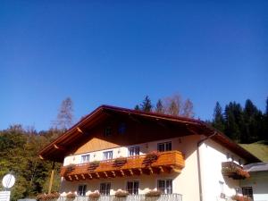 a large white building with a brown roof at 2 Sterne Pension Gasthof ohne Internet in Steinbach am Attersee