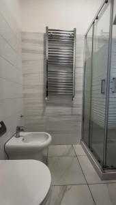een badkamer met een toilet, een wastafel en een douche bij Il Palazzetto in Gaeta