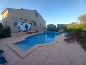 Bazén v ubytovaní mini villa studio 1 pièce 21 m2 pour 2 personnes piscine partagée climatisation alebo v jeho blízkosti