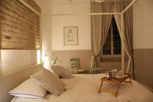 Un pat sau paturi într-o cameră la Ferienwohnung für 2 Personen 2 Kinder ca 75 qm in Rom Centro Storico, Latium Rom und Umgebung