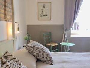 Un pat sau paturi într-o cameră la Ferienwohnung für 2 Personen 2 Kinder ca 75 qm in Rom Centro Storico, Latium Rom und Umgebung