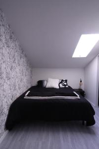 sypialnia z łóżkiem z czarnym kocem w obiekcie La dimora w mieście Borgo San Dalmazzo