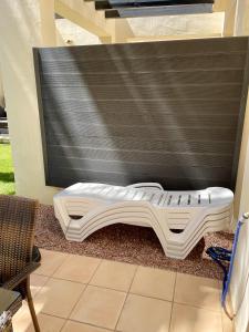 uma cama de cão branca sentada num pátio em Casa Mila Roda Golf Resort Murcia em Roda