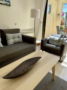 uma sala de estar com um sofá e uma cadeira em Casa Mila Roda Golf Resort Murcia em Roda