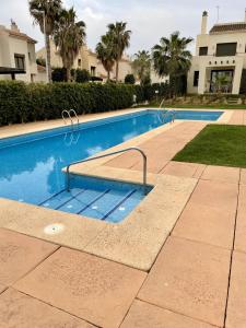 uma piscina em frente a um edifício em Casa Mila Roda Golf Resort Murcia em Roda