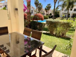 um pátio com uma mesa e cadeiras e um jardim em Casa Mila Roda Golf Resort Murcia em Roda