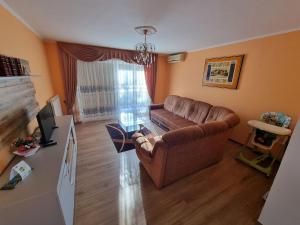 Vogrsko的住宿－Pri Stari murvi，客厅配有沙发和桌子