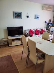 een woonkamer met een tafel en een bank bij Привилидж первая линия in Sveti Vlas