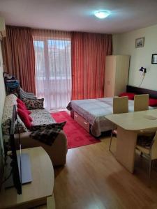 een hotelkamer met een bed en een tafel bij Привилидж первая линия in Sveti Vlas