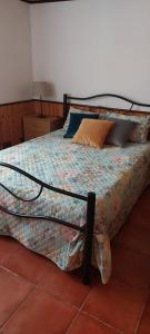 a large bed in a room with at Casa Campo e Praia in Rogil