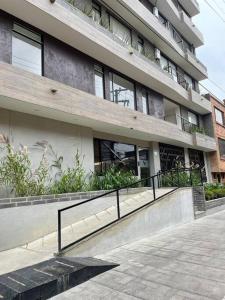 ein Gebäude mit einer Treppe davor in der Unterkunft Apartaestudio Verum LV - Modelia in Bogotá