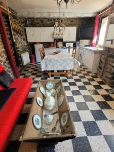 Posezení v ubytování Gite Bellevue avec cheminée et bois offert + 37 fotografií
