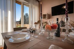 uma mesa de jantar com pratos e copos de vinho em Ferienwohnung für 6 Personen ca 105 qm in Lucca, Toskana Provinz Lucca em Lucca