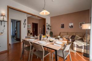 uma sala de jantar com mesa e cadeiras em Ferienwohnung für 6 Personen ca 105 qm in Lucca, Toskana Provinz Lucca em Lucca