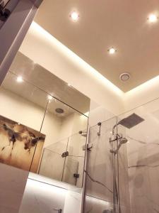 uma casa de banho com um chuveiro e um tecto em Glamour Apartment Sopot em Sopot