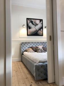 uma cama num quarto com uma fotografia na parede em Glamour Apartment Sopot em Sopot