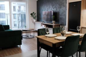 jadalnia ze stołem i kieliszkami do wina w obiekcie Apartments Space and More, Dmowskiego - 20 minut do RYNKU, Self Check-In 24H, Parking we Wrocławiu