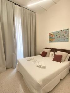En eller flere senge i et værelse på Veneto Suite 2 by SupaStays - King room