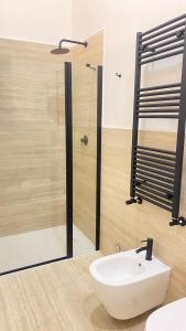 Et badeværelse på Veneto Suite 2 by SupaStays - King room