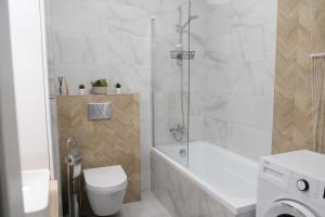 Łazienka w obiekcie Apartments Space and More, Dmowskiego - 20 minut do RYNKU, Self Check-In 24H, Parking