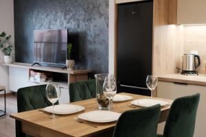 Kuchnia lub aneks kuchenny w obiekcie Apartments Space and More, Dmowskiego - 20 minut do RYNKU, Self Check-In 24H, Parking