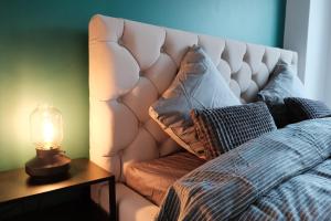 Część wypoczynkowa w obiekcie Apartments Space and More, Dmowskiego - 20 minut do RYNKU, Self Check-In 24H, Parking