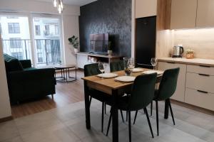 Kuchnia lub aneks kuchenny w obiekcie Apartments Space and More, Dmowskiego - 20 minut do RYNKU, Self Check-In 24H, Parking