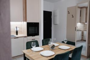 Telewizja i/lub zestaw kina domowego w obiekcie Apartments Space and More, Dmowskiego - 20 minut do RYNKU, Self Check-In 24H, Parking