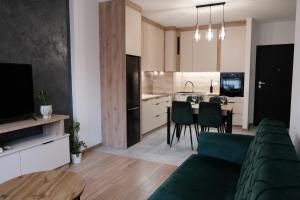 Kuchnia lub aneks kuchenny w obiekcie Apartments Space and More, Dmowskiego - 20 minut do RYNKU, Self Check-In 24H, Parking