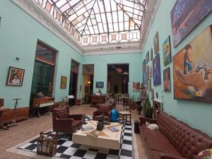 a living room with couches and a table in a room at El secreto Casa Art in Montevideo