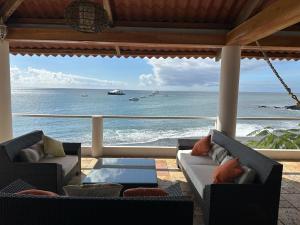 Von der Veranda eines Resorts genießen Sie Meerblick. in der Unterkunft VILLA FLOREANA in Puerto Velasco Ibarra