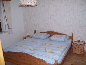 1 dormitorio con 1 cama grande con almohadas azules en Ferienwohnung für 2 Personen ca 55 qm in Frauenwald am Rennsteig, Thüringen Rennsteig, en Ilmenau