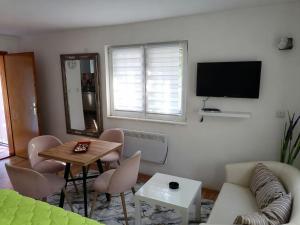 una sala de estar con un sofá y una mesa en Sarajevo Holiday Apartments 1, en Sarajevo