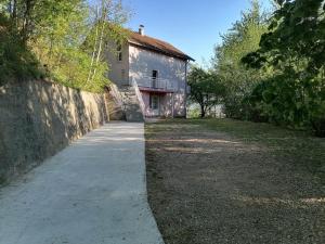 una entrada vacía que conduce a un edificio de piedra en Sarajevo Holiday Apartments 1, en Sarajevo