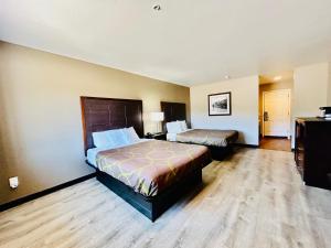 een hotelkamer met 2 bedden en een bureau bij Super 8 by Wyndham Williams West Route 66 - Grand Canyon Area in Williams