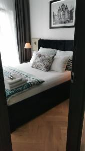 ein Bett mit zwei Kissen darauf in einem Schlafzimmer in der Unterkunft Green&Wood in Puck