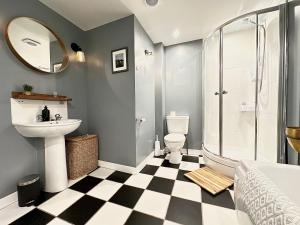 1 The Cairn Kilmartin - Beautiful Victorian Flat, Pet Friendly في Kilmartin: حمام مع مرحاض بالوعة ودش