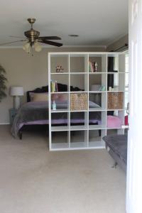 um quarto com uma cama e uma prateleira de livros brancos em Charming Central Amarillo Retreat with a Jacuzzi em Amarillo