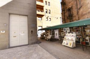 uma loja com uma porta branca ao lado de um edifício em Ferienwohnung für 2 Personen ca 70 qm in Lucca, Toskana Provinz Lucca em Lucca