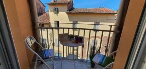 uma varanda com cadeiras e uma mesa e um edifício em Ferienwohnung für 2 Personen ca 70 qm in Lucca, Toskana Provinz Lucca em Lucca