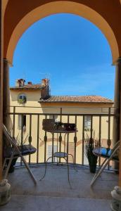um pátio com cadeiras e uma mesa na varanda em Ferienwohnung für 2 Personen ca 70 qm in Lucca, Toskana Provinz Lucca em Lucca